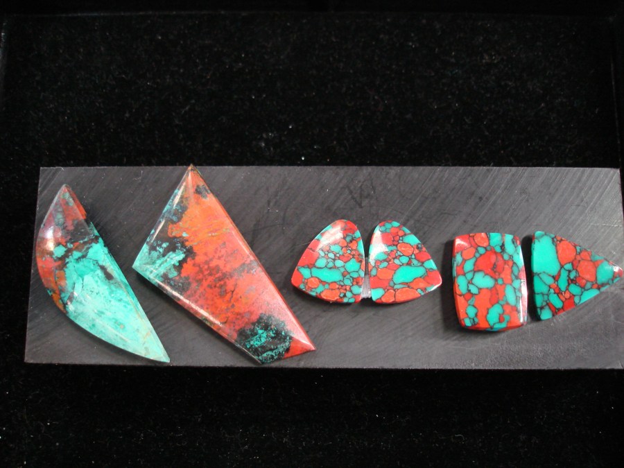 Natural Sonora chrysocolla (left x2) beside Simulant (right x2)